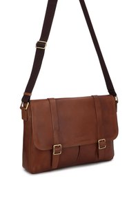 Borsa a tracolla in pelle marrone con tracolla scura regolabile, caratterizzata da due fibbie sulla patta frontale e da una texture liscia. Logo impresso sul lato.