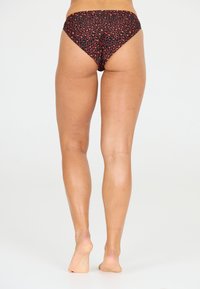 Högmidjad bikiniunderdel i svart med röd leopardprint, med en slät elastisk midja och en snug passform vid benen.