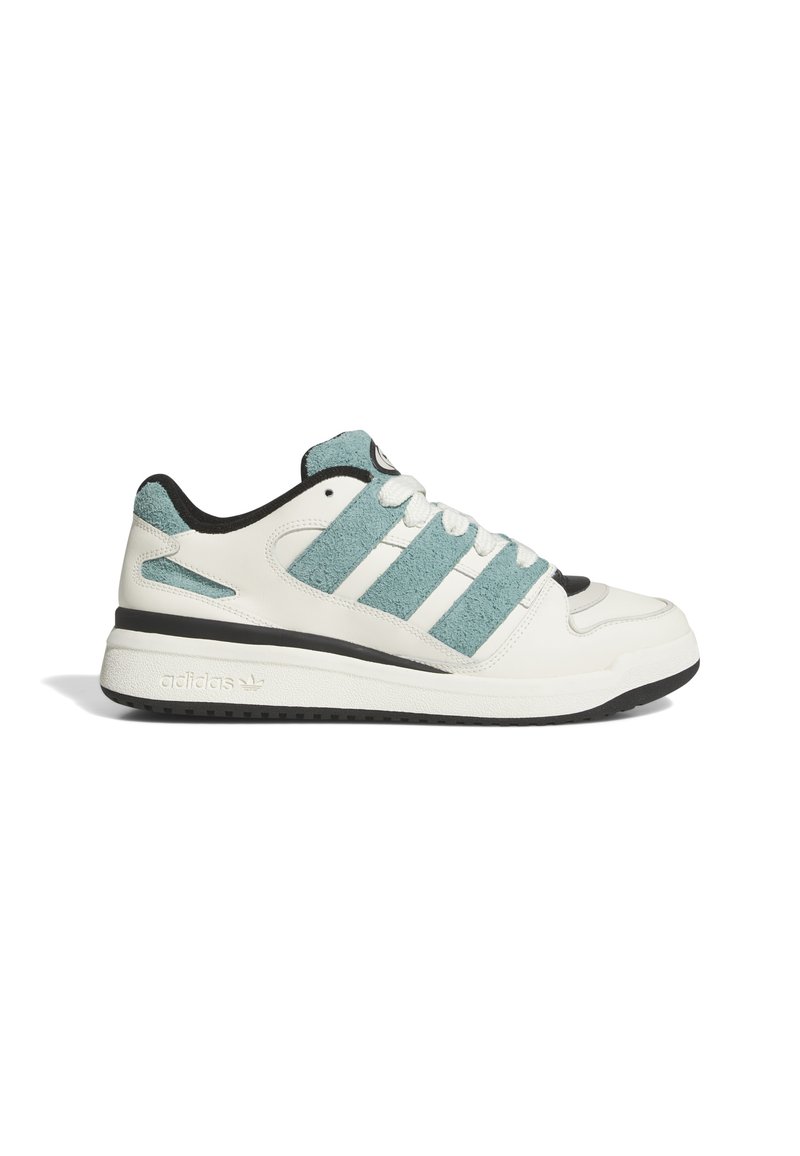 Sneakers blanches avec des rayures en suède turquoise, accents noirs et semelle texturée. Présente des lacets ronds et un logo sur le côté.