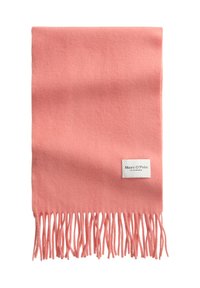Écharpe en laine rose pâle avec des bords frangés et une étiquette blanche portant la mention "Marc O'Polo EST. À STOCKHOLM" près d'un bord.