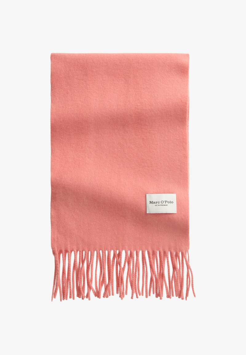 Écharpe en laine rose pâle avec des bords frangés et une étiquette blanche portant la mention "Marc O'Polo EST. À STOCKHOLM" près d'un bord.