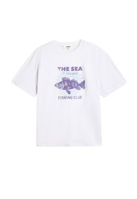Witte katoenen t-shirt met een paarse grafische print van een vis en de tekst "De Zee Roept Vissersclub." Korte mouwen, ontspannen pasvorm.