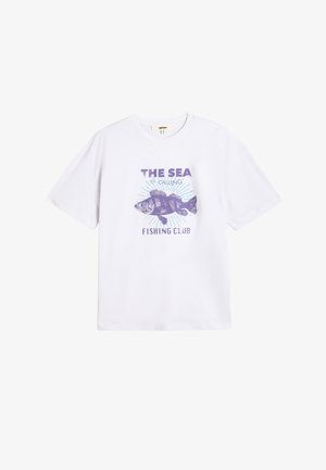 Weiße Baumwoll-T-Shirt mit einem lila Grafikdruck eines Fisches und dem Text "Das Meer ruft, Angelverein." Kurze Ärmel, lässige Passform.