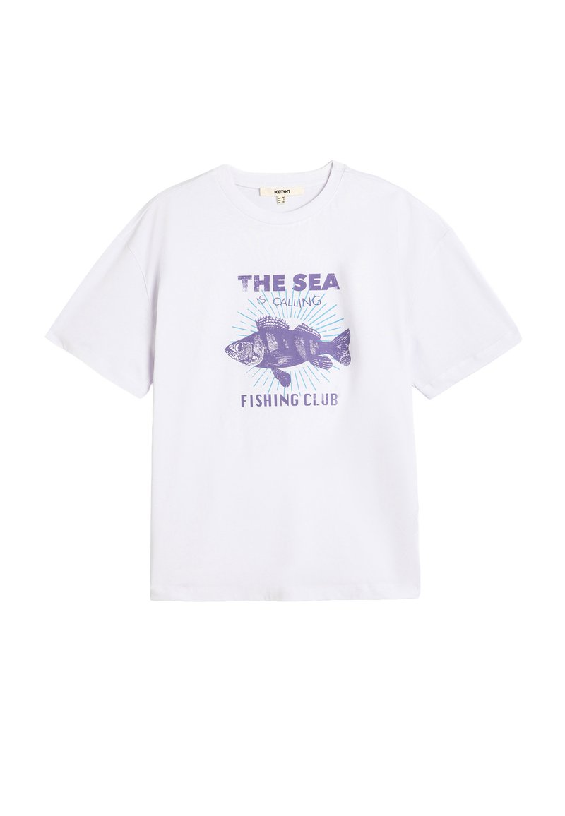Witte katoenen t-shirt met een paarse grafische print van een vis en de tekst "De Zee Roept Vissersclub." Korte mouwen, ontspannen pasvorm.