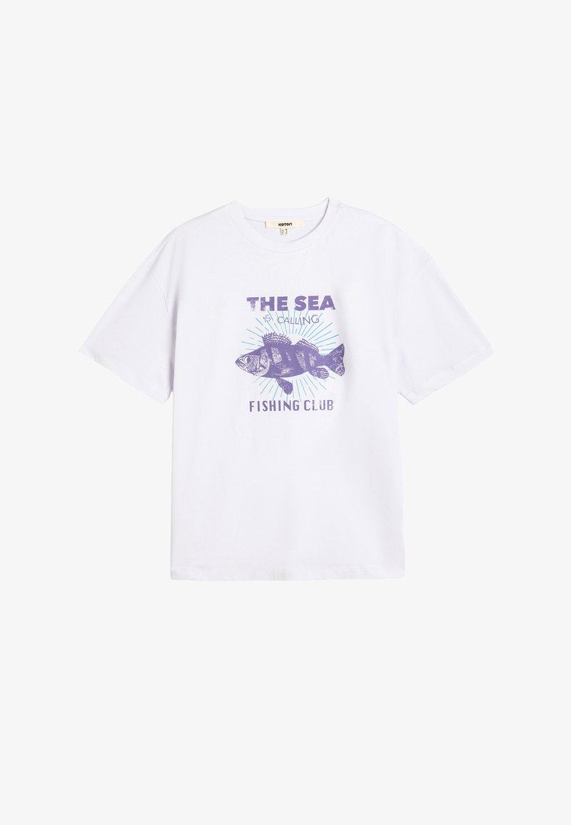 Hvid bomulds t-shirt med et lilla grafisk print af en fisk med teksten "Havet Kalder Fiskeklub." Korte ærmer, afslappet pasform.