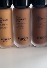 Tre KIKO Milano foundation- og concealerflasker: lyse, mellem og mørke nuancer. Hver har et sort låg og trykte etiketter i sort.
