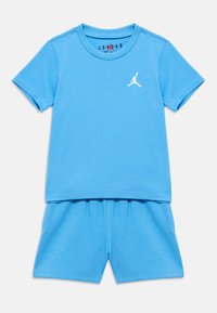 Σετ μπλε βαμβακερό T-shirt και σορτς με λευκό λογότυπο Jordan στο στήθος. Απλός, casual σχεδιασμός με κοντά μανίκια και ελαστική μέση.