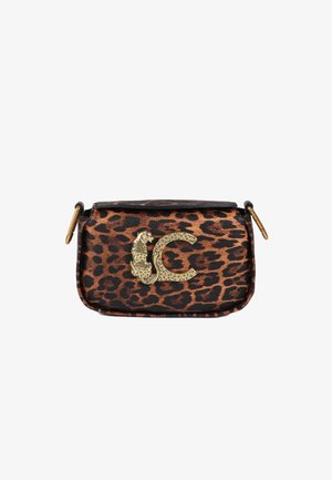 Tasje met luipaardprint en een gouden metalen accent met een kattenontwerp en de letter "C." Glad oppervlak, rechthoekige vorm, rits sluiting.