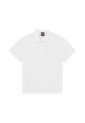 Weißes Polohemd mit kurzen Ärmeln, Kragen, Drei-Knopf-Leiste und kleinem Logoaufnäher nahe dem unteren Saum.