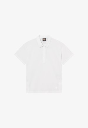 Polo blanco de manga corta con cuello, pliegue de tres botones y pequeño parche con logo cerca del dobladillo inferior.