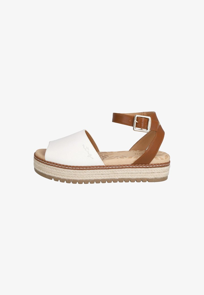 Sandalias de piel blanca con una correa para el tobillo marrón, media suela de yute estilo espadrille y plantilla texturizada con un patrón floral.