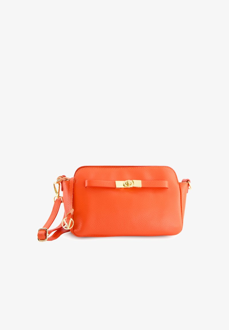 Orangefarbene Leder-Crossbody-Tasche mit strukturiertem Finish, goldenen Beschlägen und einem Akzentgurt vorne. Verstellbarer Riemen für vielseitiges Tragen.