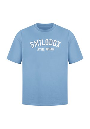 Hellblaue Kurzarm-T-Shirt aus Baumwolle mit Rundhalsausschnitt. Auf der Vorderseite befindet sich weißer Text mit der Aufschrift "SMILODOX ATHL. WEAR".