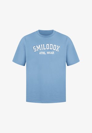 Hellblaue Kurzarm-T-Shirt aus Baumwolle mit Rundhalsausschnitt. Auf der Vorderseite befindet sich weißer Text mit der Aufschrift "SMILODOX ATHL. WEAR".