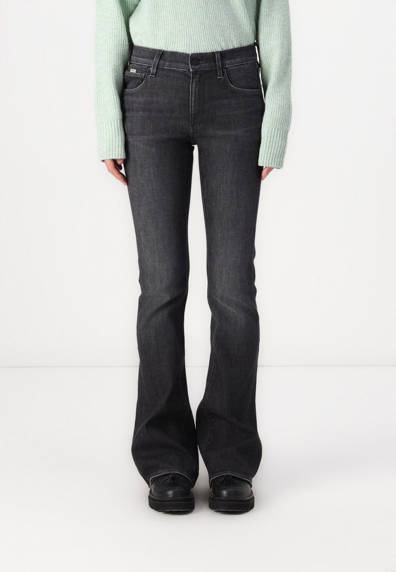 Jean en denim noir évasés avec une taille mi-haute, un léger délavage, un design à cinq poches et des détails de couture contrastés.