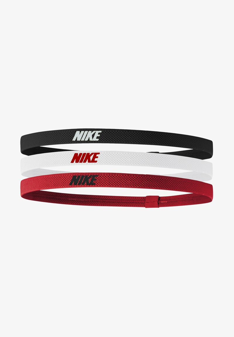 Tre fasce per capelli Nike: una nera con logo bianco, una bianca con logo rosso e una rossa con logo nero; tutte presentano una trama intrecciata.