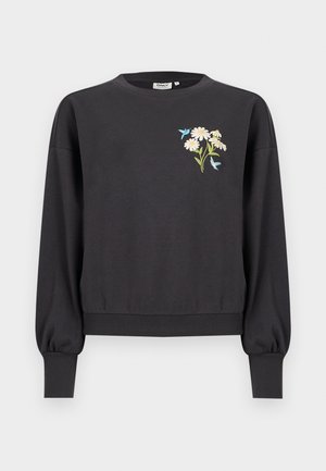 Crna duga majica s dugim rukavima s rebrastim manšetama i rubom, s malim otiskom bijelih tratinčica i dva plava kolibrija na prsima.