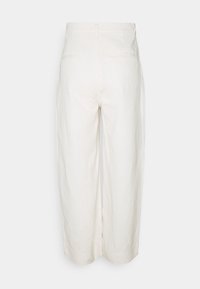 Pantalones de crema de pierna ancha, hechos de un tejido ligero, con cintura alta, dos bolsillos traseros y un dobladillo limpio sin adornos.