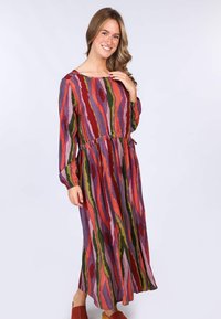 Langes, mehrfarbiges Kleid mit vertikalen Streifen in Rot, Lila, Grün und Pink. Aus leichtem Stoff gefertigt, mit Taillengürtel und langen Ärmeln.