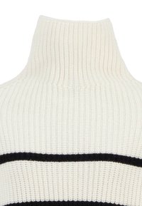 Strickpullover mit Rollkragen in Creme mit schwarzen horizontalen Streifen. Verfügt über eine ribs Struktur und hohen Kragen für Wärme.