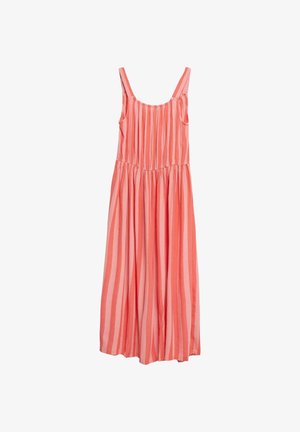 Mouwloze koraalkleurige jurk met verticale strepen, geplooide taille en een vloeiende enkellange rok, afgebeeld op een witte achtergrond.