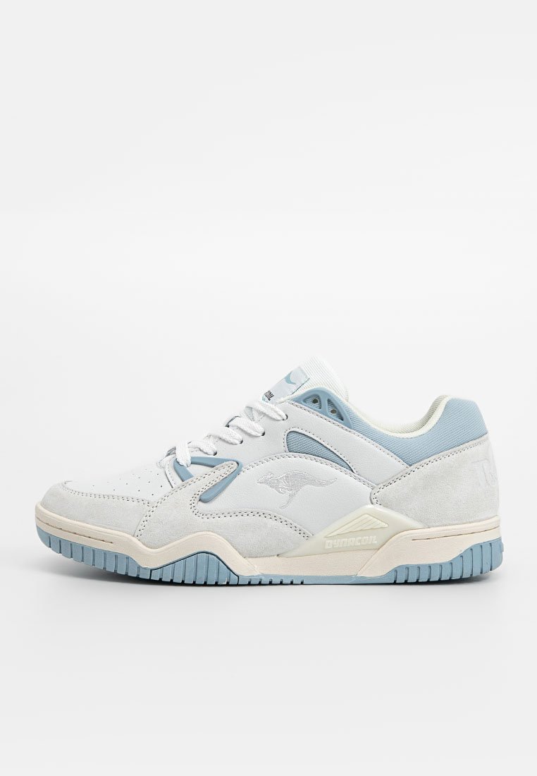 Witte sportschoenen met lichtblauwe accenten, voorzien van een mix van leer en suede, gestructureerde zolen en opvallende zijlogo-details.