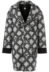 Cappotto grigio e nero con motivo esagonale e accenti floreali, realizzato in tessuto strutturato con colletto a scialle.