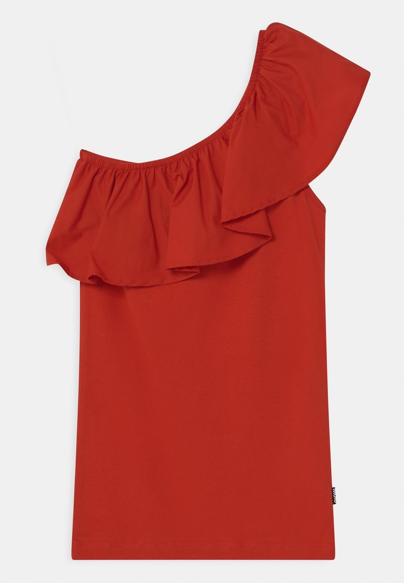 Haut rouge asymétrique sans manches avec un large volant le long de l'encolure et un élastique à la couture de l'épaule.