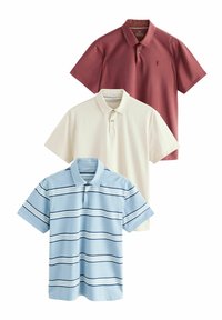 Tres camisetas polo en burdeos, crema y azul claro con rayas. Cuentan con mangas cortas, cuellos y cierres de botón. Material de algodón suave.