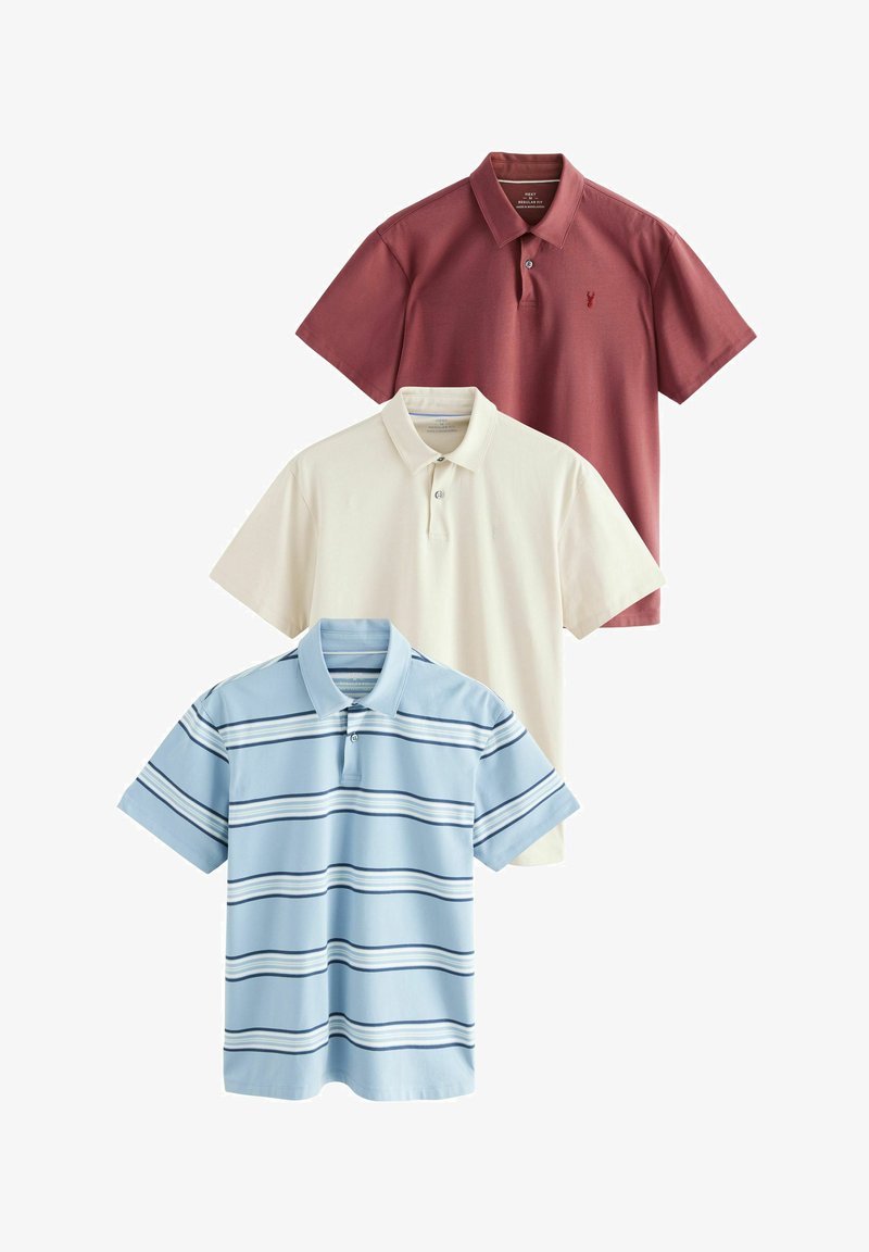 Drei Poloshirts: kastanienbraun, creme und hellblau mit horizontalen Streifen. Alle haben kurze Ärmel, einen Kragen und eine Knopfleiste.