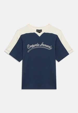 Navyblauw T-shirt met korte mouwen en crèmekleurige accenten, V-hals en een gestructureerde stof met "Emporio Armani" borduursel in wit aan de voorkant.