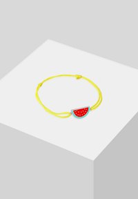 Bracelet en cordon jaune orné d'un charm en forme de tranche de pastèque avec des accents rouges et verts, texture lisse et design ludique.