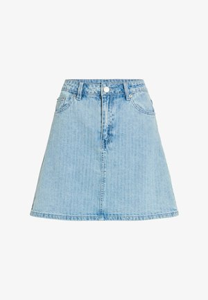 Jupe trapèze en denim bleu clair avec boutons à l'avant, fermeture éclair, passants pour ceinture et poches avant.