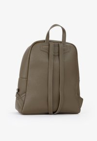 Zaino in pelle tassellata verde oliva con due spallacci regolabili e una maniglia superiore, su uno sfondo bianco puro.