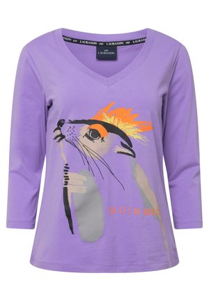 Lila Langarm-T-Shirt mit V-Ausschnitt, auf dem ein Grafik eines Nagetiers und der Text "MOIN MOIN" in Orange abgebildet sind. Aus weichem Baumwollmaterial gefertigt.