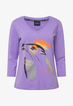 T-shirt à manches longues violette avec un col en V, présentant un graphique d'un rongeur et le texte "MOIN MOIN" en orange. Fabriqué en coton doux.