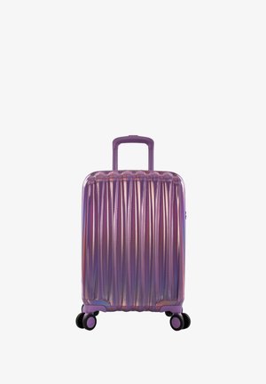 Hartschalenkoffer mit einem gewellten Design in Regenbogenfarben. Verfügt über einen lila Griff und vier schwarze Räder für Mobilität.