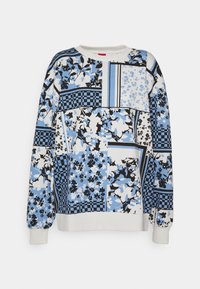 Felpa con base bianca, caratterizzata da un patchwork di motivi floreali blu e neri, design a scacchi e collo a girocollo a costine.