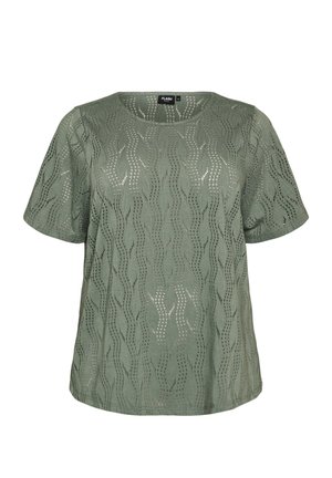 Trumpomis rankovėmis, šalavijų žalios spalvos nėriniuota palaidinė su bangų formos atviru raštu, apvalia iškirpte ir laisvu siluetu.