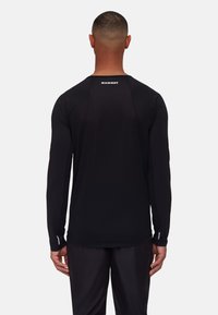 Zwart sportshirt met lange mouwen en een gladde textuur, met een subtiele logo op de achterkant en reflecterende accenten bij de manchetten.