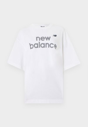 Biele tričko s krátkym rukávom s čiernym nápisom "new balance" a malým logom "NB" na hrudi, zobrazené na jednoduchom pozadí.