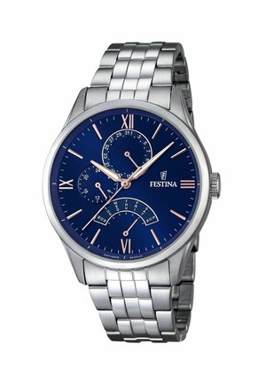 Montre-bracelet en métal argenté avec un cadran bleu, des marqueurs en chiffres romains et trois sous-cadrans. Elle présente un bracelet à maillons et des accents polis.