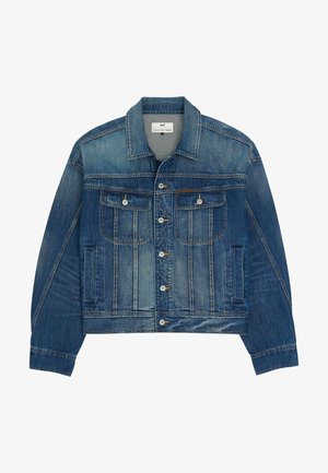 Blå denimjakke med knappelukking, to brystlommer med klaff og knapper, sidelommer og spiss krage.