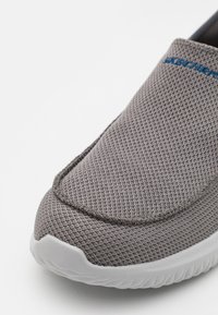 Skechers DELSON 3.0 - Jalga libistatavad jalanõud - gray