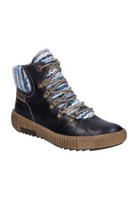 Stivaletto in pelle nera con collare lavorato a maglia blu e bianco. Dotato di ganci per lacci in metallo, suola in gomma texturizzata e sottopiede a contrasto color tan.
