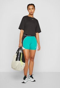 Puma FIT TRAIN STRONG SHORT - Pajkice - sparkling green