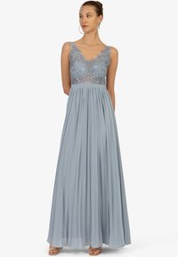 Hellblauses langes Kleid mit V-Ausschnitt und floralem Spitzen-Oberteil. Der plissierte Chiffonrock reicht bis zum Boden und zeichnet sich durch seine weiche Textur und den fließenden Fall aus.