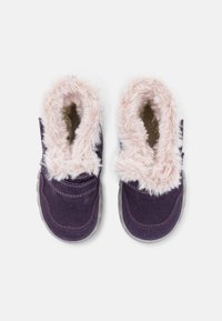 Bottes pour bébé en polaire violette avec un revers en fausse fourrure rose ; bout arrondi, semelle en caoutchouc grise et détails de broderie rose.
