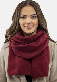 Sciarpa in misto lana bordeaux con una morbida trama, avvolta elegantemente attorno al collo, caratterizzata da un design semplice e senza cuciture.