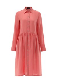 Langärmliges korallenfarbenes Hemdkleid aus leichtem Stoff, mit gerafftem Bund und silbernen Knöpfen an der Vorderseite.